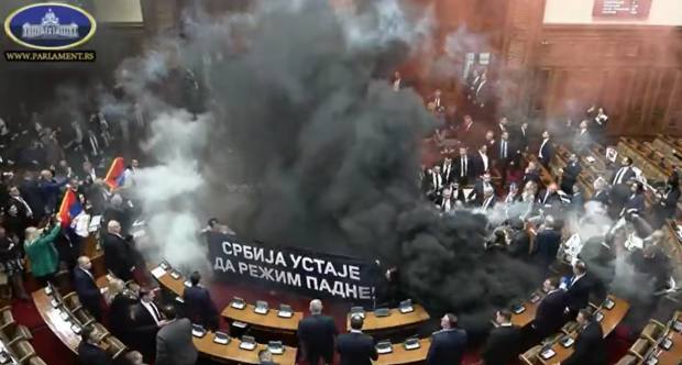 haos-in-parlamentul-serbiei:-opozitia-a-aprins-fumigene