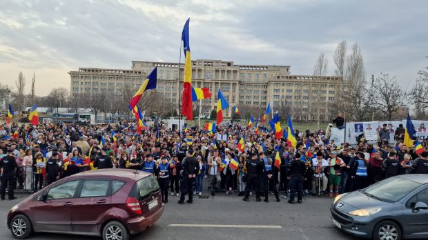 sustinatorii-lui-calin-georgescu-sunt-in-fata-sediului-ccr