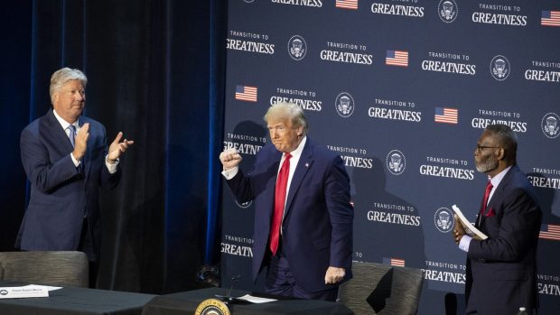 un-pastor-fost-consilier-al-lui-trump,-inculpat-de-abuz-sexual