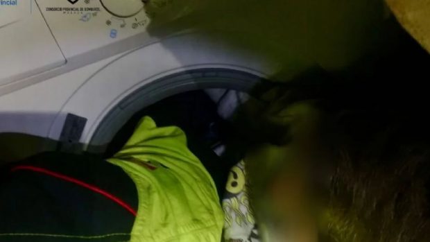 pompieri-spanioli-salveaza-un-copil-blocat-in-masina-de-spalat