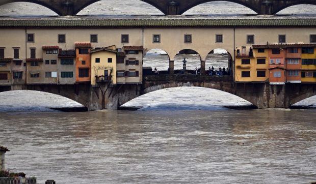 inundatii-de-cod-rosu-in-florenta,-italia.-ordin-pentru-populatie