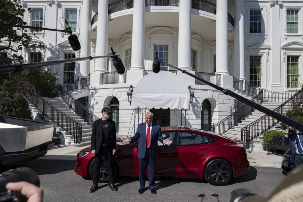 londra-a-fost-impanzita-de-reclame-false-la-tesla-cu-musk-si-trump.