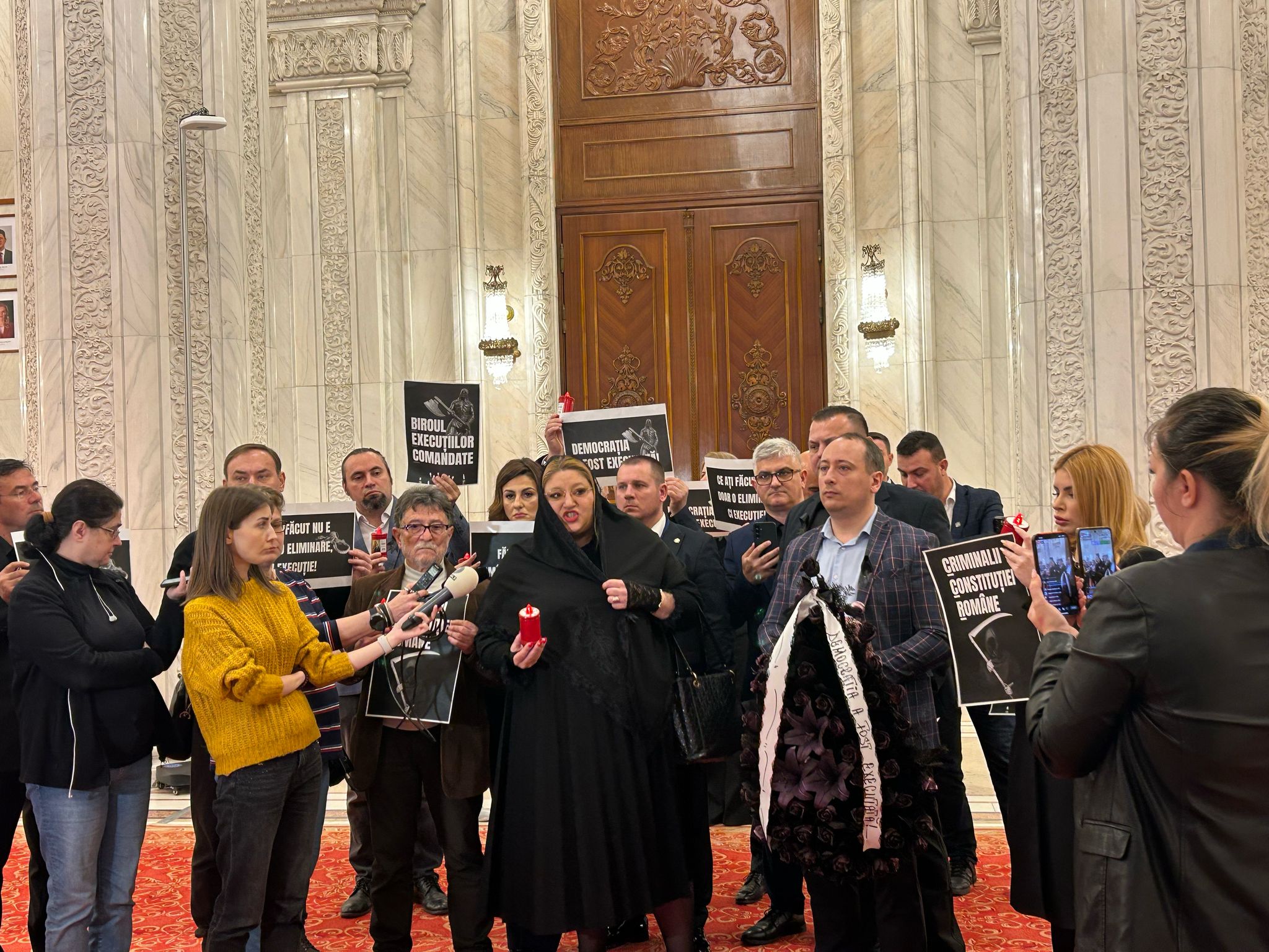 sosoaca-„plange”-la-capataiul-democratiei-„executate”-prin-decizia-biroului-electoral-central