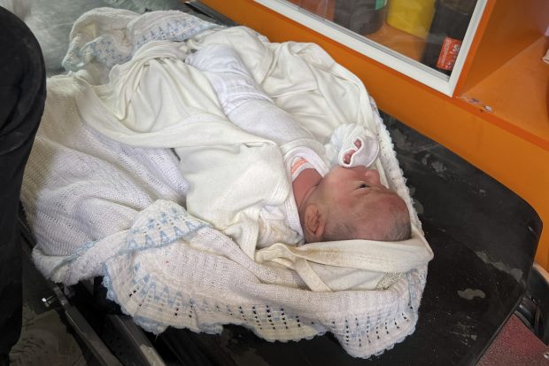 o-fetita-de-doar-25-de-zile-a-supravietuit-miraculos-unui-atac-aerian-din-gaza