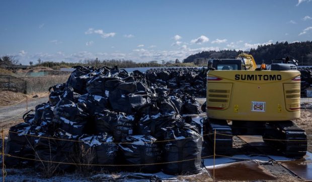 fukushima:-incepe-mutarea-sacilor-cu-nisip-contaminat-folosind-roboti
