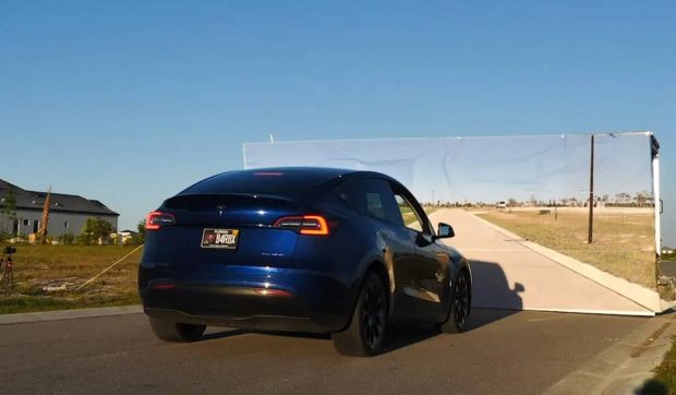 tesla-model-y-pacalita-sa-intre-intr-un-zid-fals-ce-se-intampla-cu-tehnologia-autopilotului