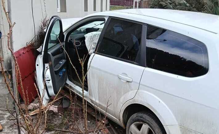 o-persoana-a-ajuns-la-spital-dupa-ce-un-autoturism-a-intrat-in-peretele-unei-case