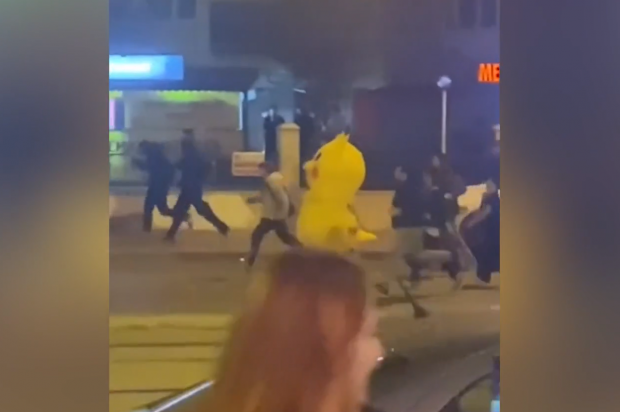 un-barbat-costumat-in-pikachu-fuge-de-politie-la-protestele-anti-erdogan-din-turcia-|-video
