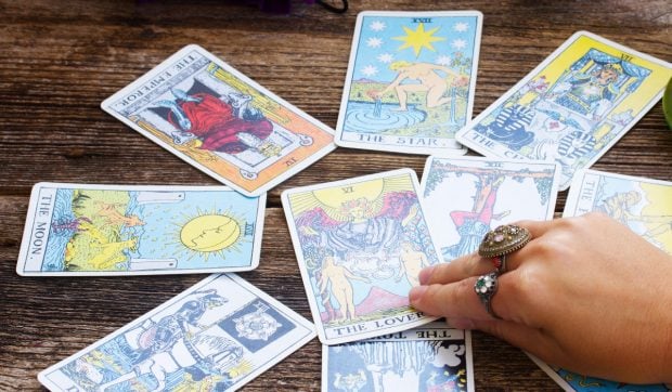 rusii-apeleaza-la-tarot-pentru-a-anticipa-pacea-in-ucraina,-intr-un-act-de-disperare-colectiva