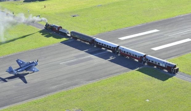 cel-mai-infricosator-aeroport-din-lume?-pilotii-evita-trenuri-care-traverseaza-pista