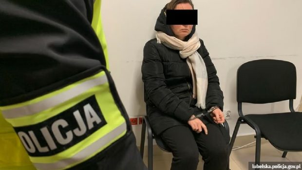 o-mama-isi-tortura-fiica-de-9-ani-pentru-a-incasa-banii-de-tratament,-in-polonia