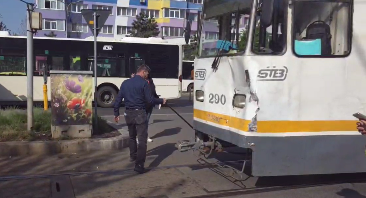 accident-stb.-doua-tramvaie-s-au-ciocnit-in-zona-eroii-revolutiei-din-capitala