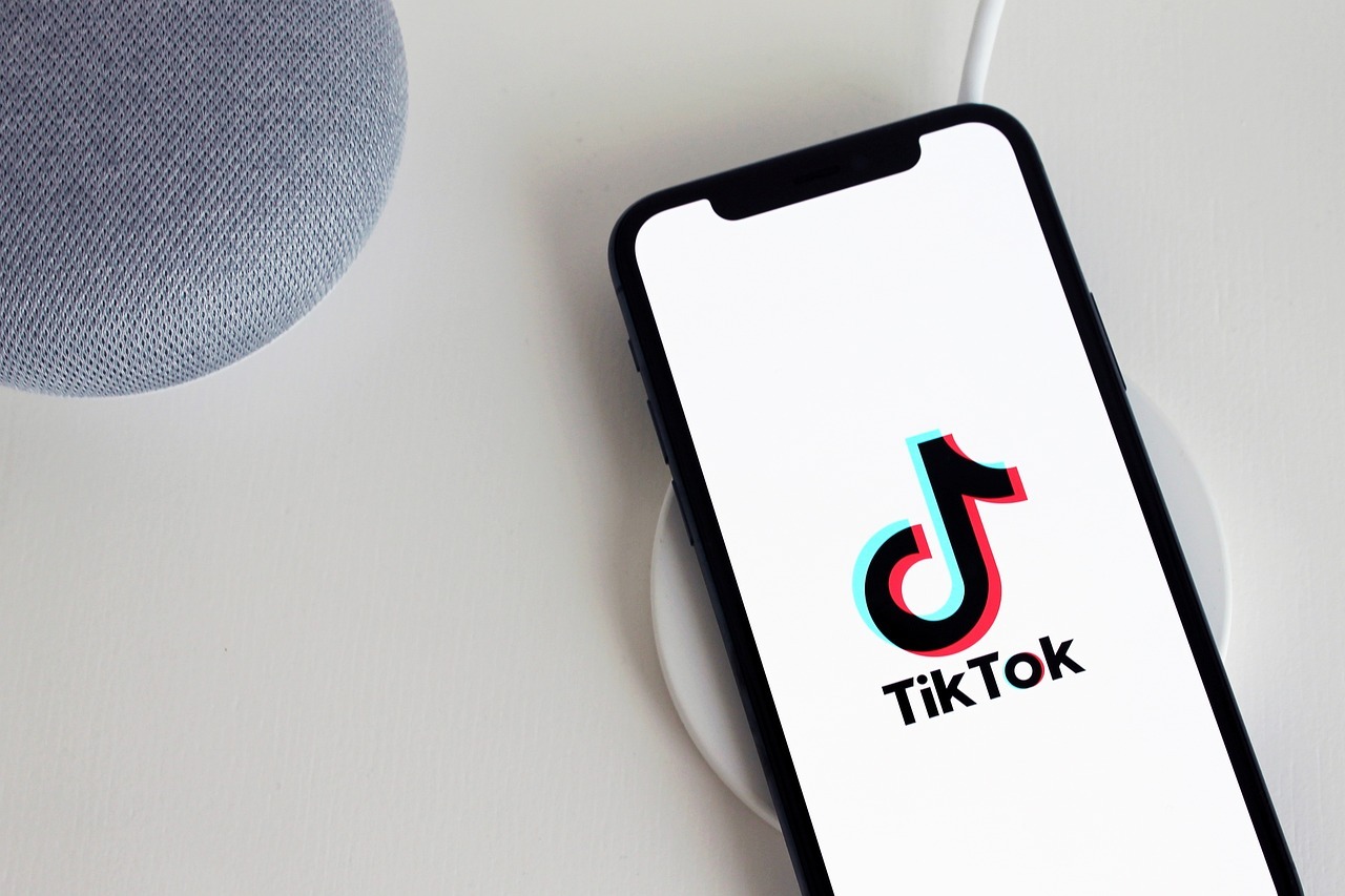 o-noua-moda-face-ravagii-pe-tiktok-–-cum-incearca-oamenii-sa-si-ghiceasca-viitorul-cu-chatgpt