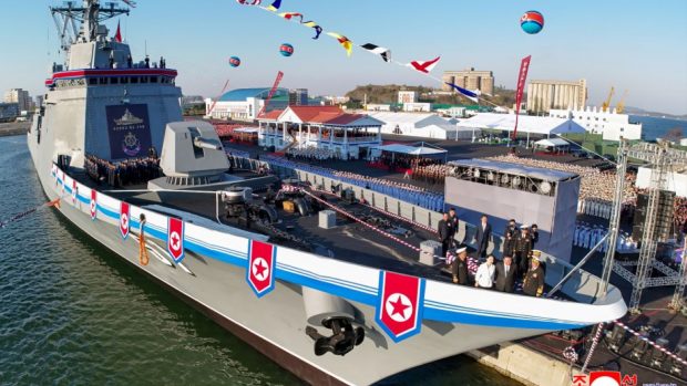 coreea-de-nord-a-lansat-cea-mai-mare-nava-de-razboi,-pe-care-a-construit-o-in-400-si-ceva-de-zile