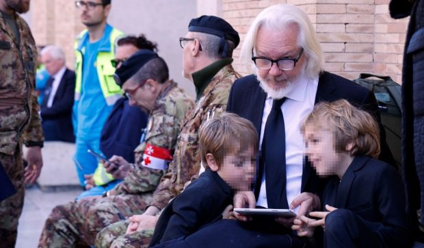papa-francisc-a-vrut-sa-i-ofere-azil-la-vatican-lui-julian-assange-si-i-a-scris-in-inchisoare