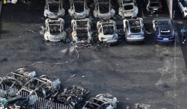 incendiu-la-reprezentanta-tesla-din-roma:-elon-musk-il-considera-act-de-terorism