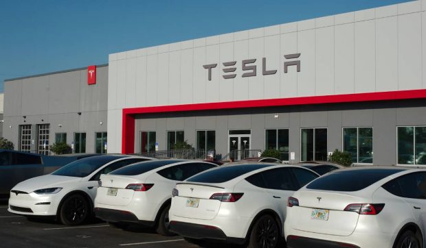 tesla-pierde-teren-in-europa:-vanzarile-scad,-iar-protestele-impotriva-lui-musk-iau-amploare