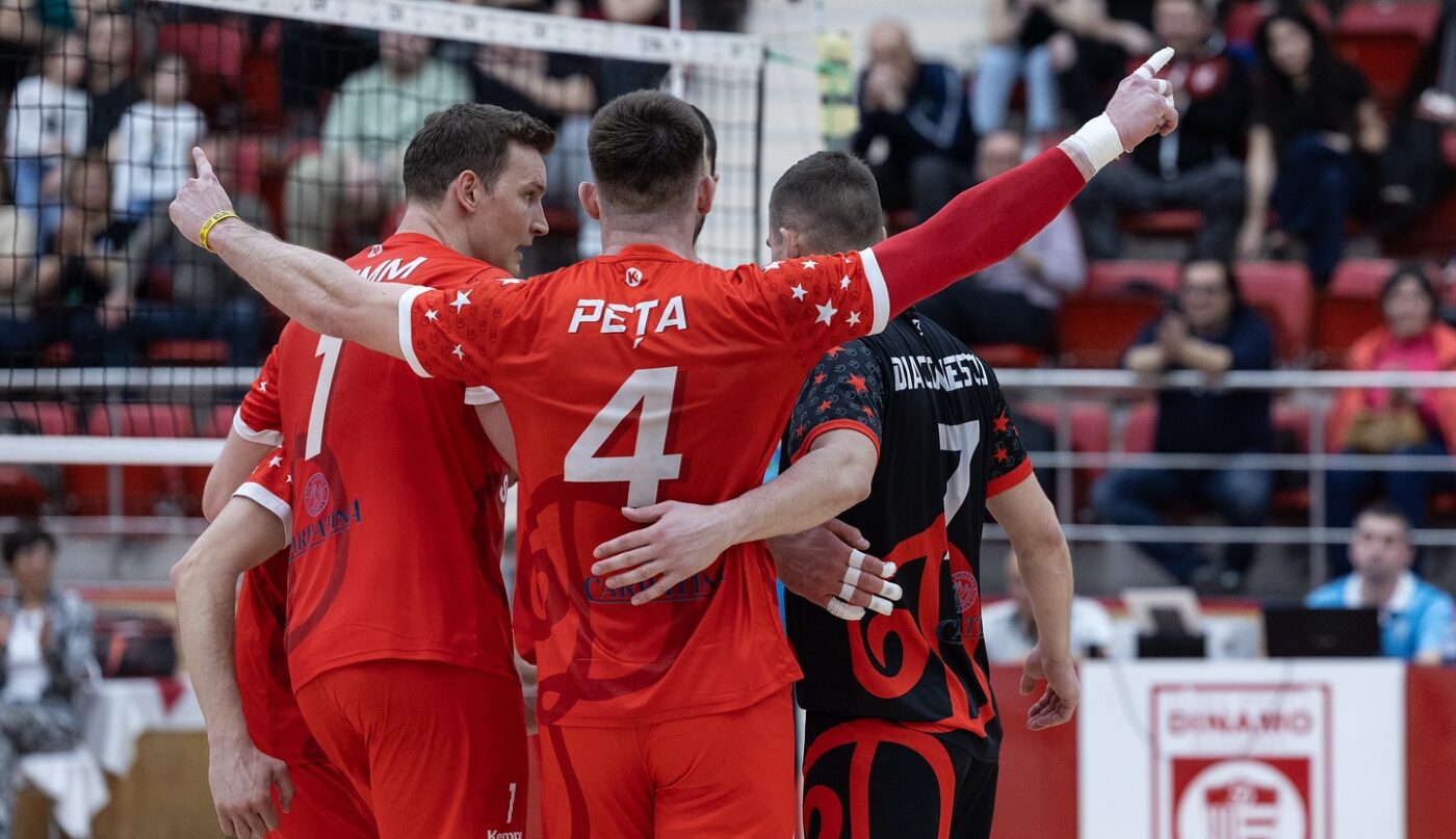 spectacol-total.-incepe-marea-batalie-pentru-titlu-la-volei-masculin:-dinamo-vs-corona-brasov