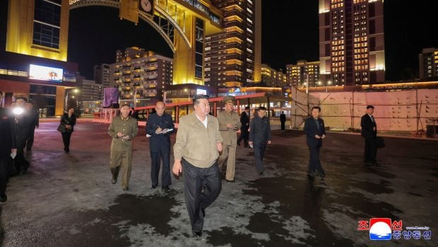 kim-jong-un-si-fiica-sa-au-vizitat-un-cartier-de-zgarie-nori-din-phenian.-imagini-de-la-inspectie