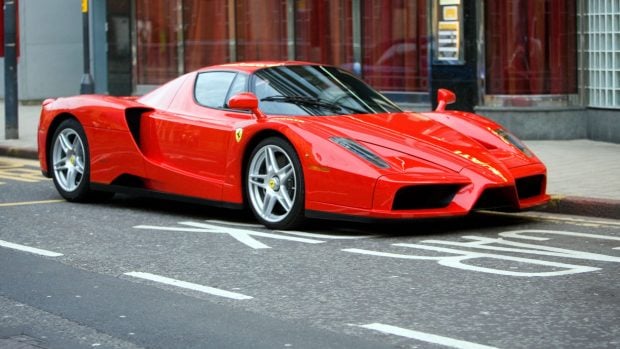 oras-de-lux,-paralizat-de-ferrari-uri:-localnicii-se-revolta