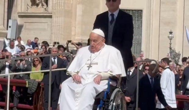 papa-francisc,-din-nou-in-mijlocul-credinciosilor:-am-simtit-atingerea-grijulie-a-lui-dumnezeu