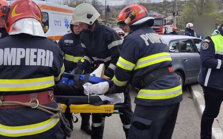 doua-persoane-au-fost-ranite-dupa-ce-masina-in-care-se-aflau-a-lovit-o-conducta-de-gaz