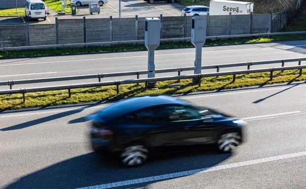 tara-in-care-un-sofer-roman-nu-mai-are-voie-sa-conduca:-a-depasit-cu-64-km/h-limita-de-viteza