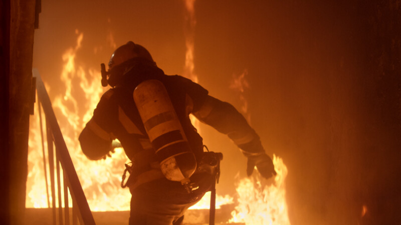 arde-o-pensiune-in-dambovita.-trafic-blocat-pe-dn71-pentru-interventia-pompierilor