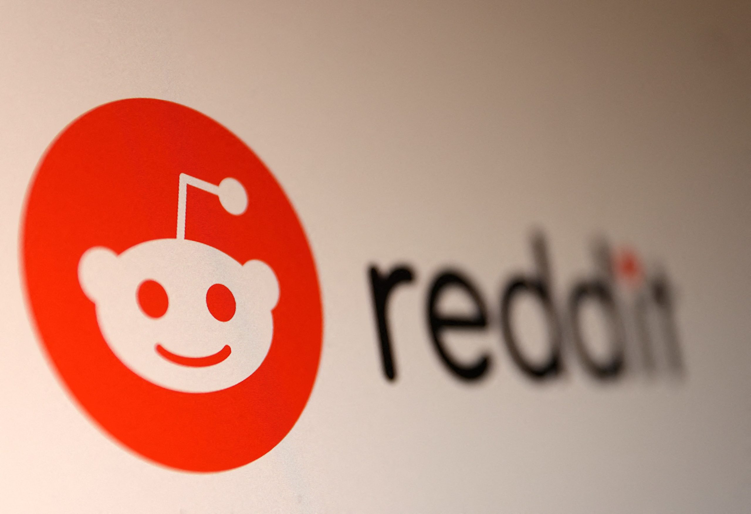 reddit-apeleaza-la-gemini-pentru-a-si-imbunatati-functia-de-cautare
