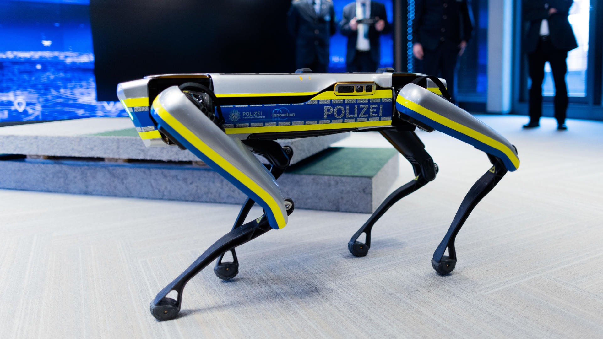 cainii-robot-vin-in-europa:-tot-ce-trebuie-sa-stii-despre-noul-magazin-futurist-din-italia