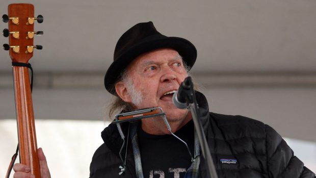 neil-young-il-sustine-pe-premierul-canadei-si-spune-ca-donald-trump-nu-are-suflet