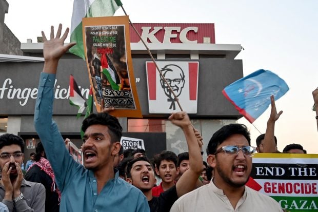 proteste-masive-impotriva-lantului-de-fast-food-kfc:-un-om-a-fost-ucis-in-pakistan