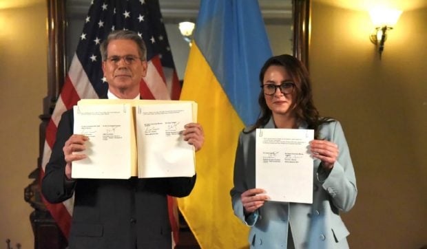 ucraina-si-sua-au-semnat-acordul-mineralelor.-donald-trump:-ne-garanteaza-banii