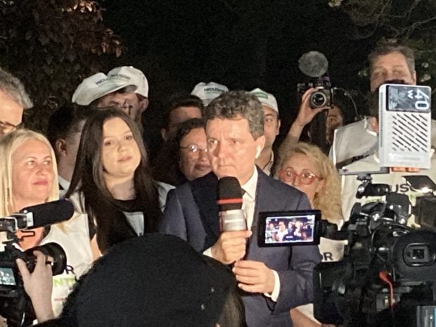 nicusor-dan-si-sustinatorii-au-asteptat-rezultatele-intermediare-in-parcul-cismigiu