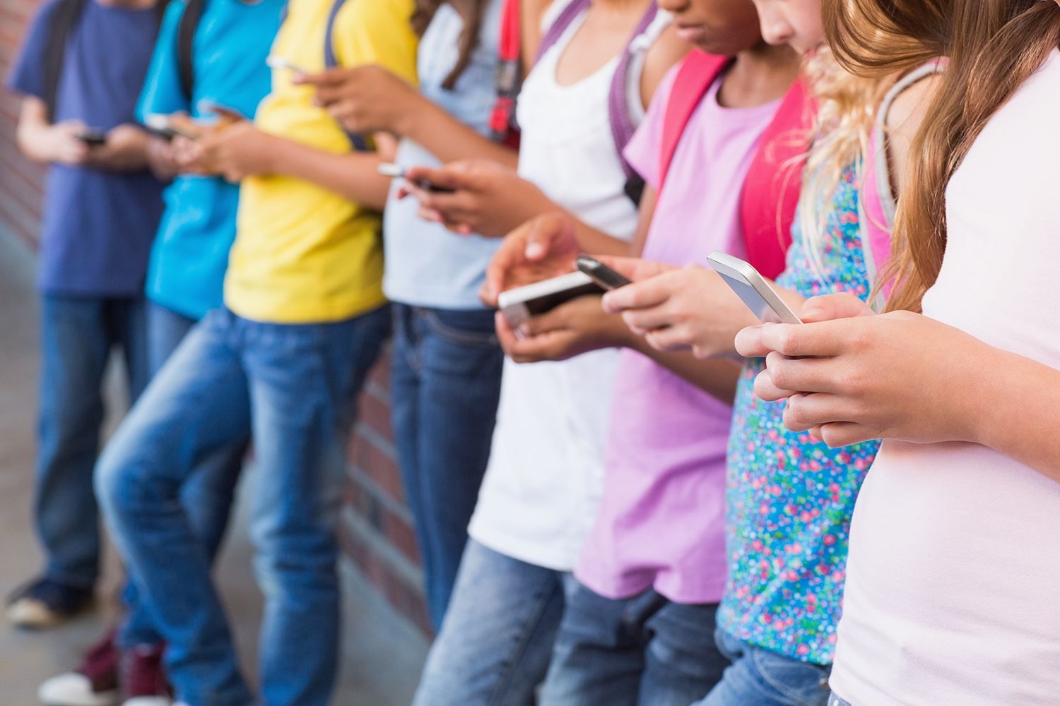 primul-oras-care-a-incercat-sa-interzica-smartphone-urile-copiilor-sub-14-ani.-ce-s-a-observat