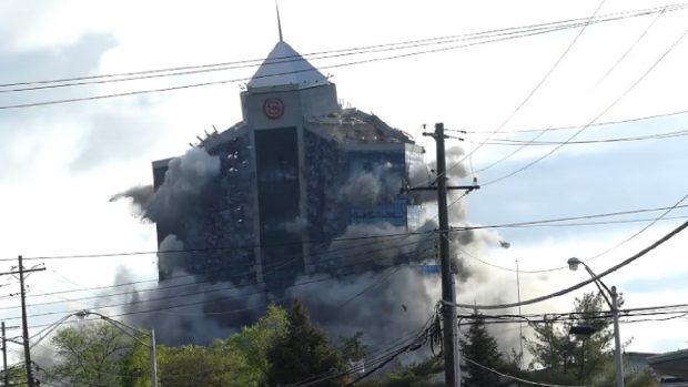 momentul-in-care-un-hotel-emblematic-din-new-jersey-este-demolat