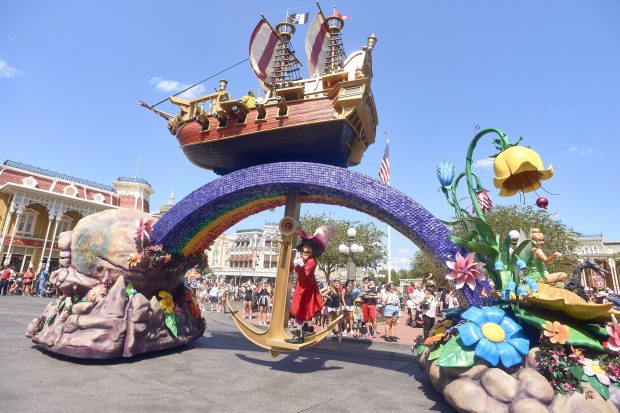 un-tata-a-dezvaluit-cat-l-a-costat-o-zi-la-disneyworld-orlando-cu-intreaga-familie
