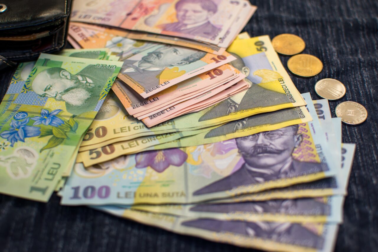rata-anuala-a-inflatiei-s-a-mentinut-la-4,9%,-in-aprilie.-ce-produse-s-au-scumpit