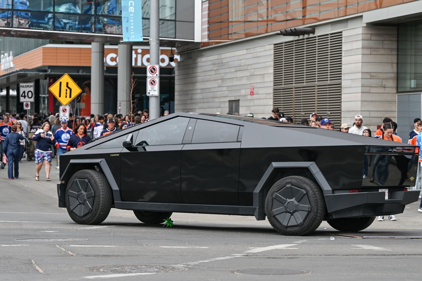 tesla-s-a-dus-in-cap.-muncitorii-care-produc-cybertruck-au-fost-trimisi-acasa