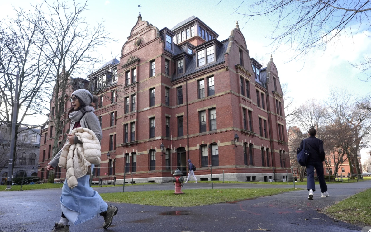 ca-pe-vremea-lui-hoover.-trump-„expulzeaza”-studentii-straini-de-la-harvard