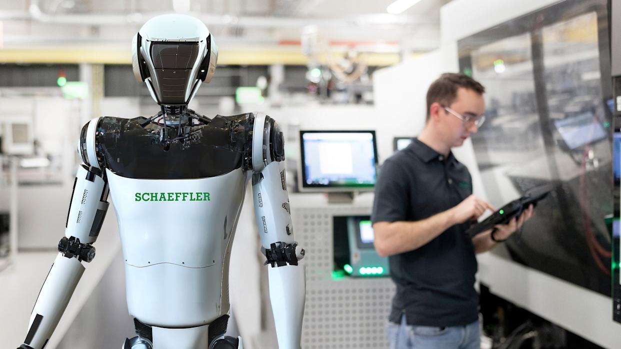 robotii-umanoizi-pe-linia-de-asamblare:-cat-de-aproape-suntem-de-inlocuirea-muncitorilor-auto?