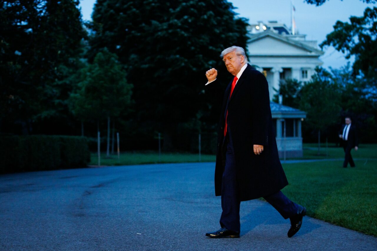 trump-acuza-ue-ca-profita-de-statele-unite-si-ameninta-cu-impunerea-de-taxe-vamale-de-50%