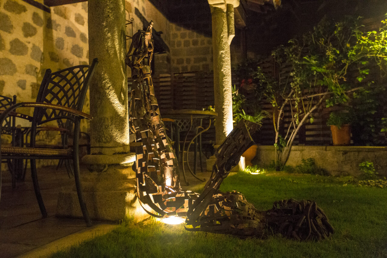 iluminatul-curtii-poate-deveni-ilegal.-cand-te-pot-reclama-vecinii