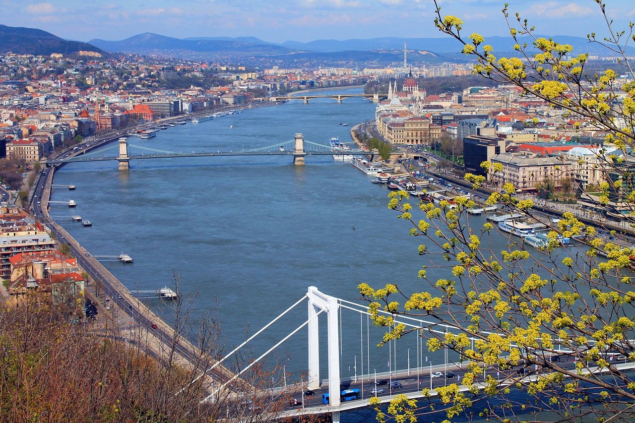 comertul-fluvial-pe-dunare,-afectat-temporar-de-seceta.-navele-nu-mai-pot-trece-pline-prin-ungaria
