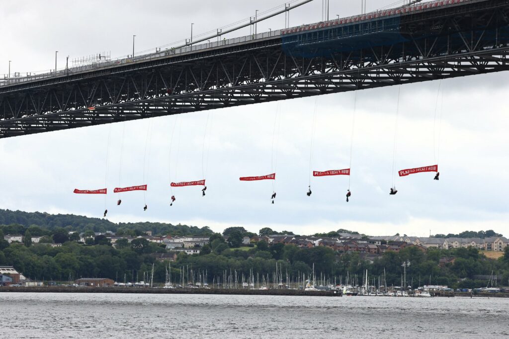 protest-inedit-greenpeace:-activistii-s-au-suspendat-de-un-pod,-blocand-traficul-naval