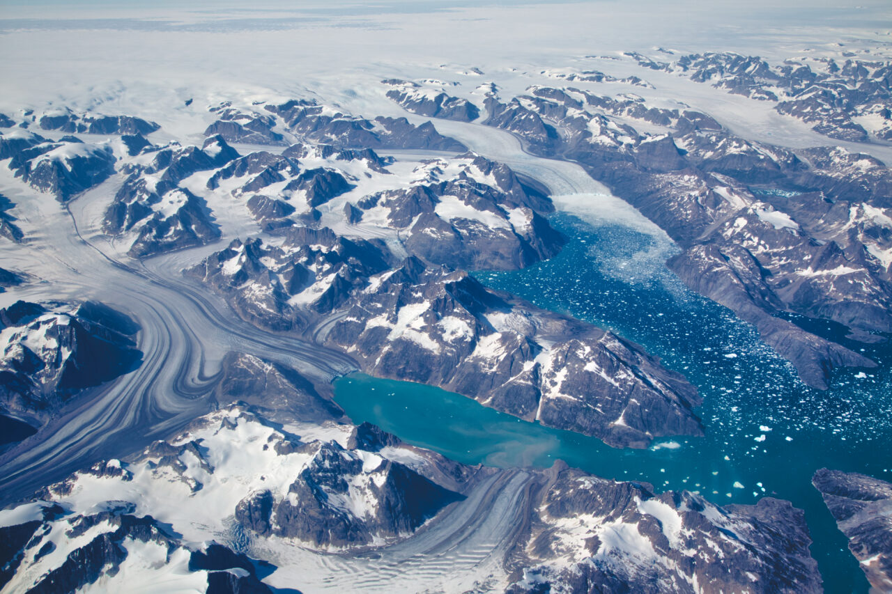 un-crater-urias-a-fost-descoperit-sub-calota-glaciara-a-groenlandei.-ce-spun-expertii
