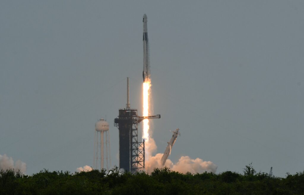dupa-un-an-de-asteptare,-astronautii-spacex-au-decolat-spre-statia-spatiala