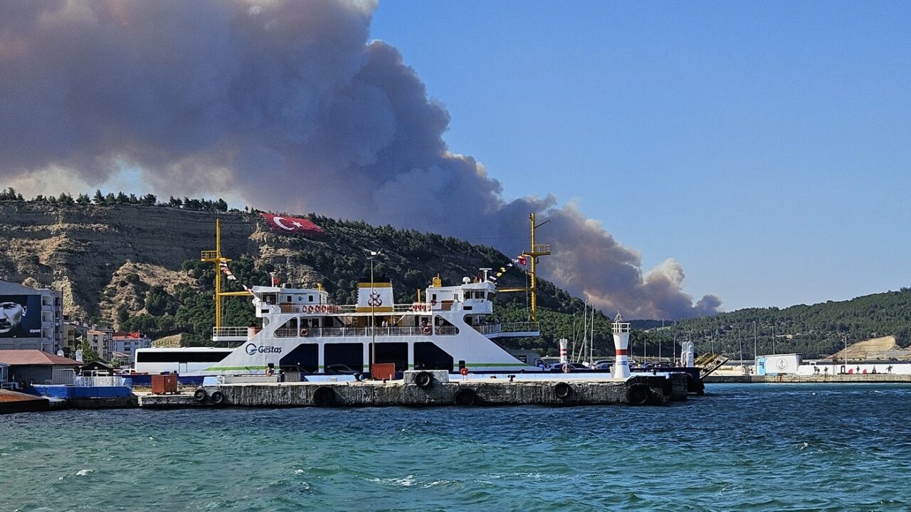 circulatia-navelor-prin-dardanele,-oprita-temporar,-din-cauza-incendiilor-din-turcia