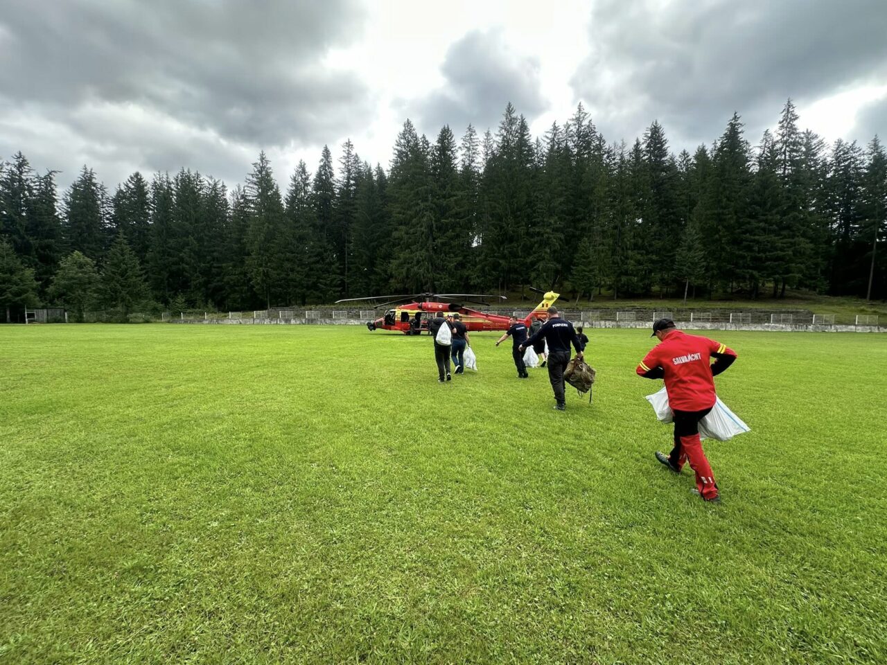 branza-ciobanilor-sinistrati-din-suceava,-salvata-cu-elicopterul-black-hawk-al-smurd