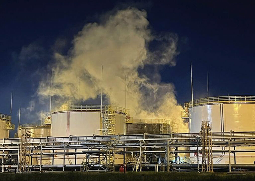 dronele-ucrainene-au-lovit-o-rafinarie-de-petrol-la-2.000-km-de-granita
